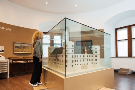 Die Wewelsburg – vom Steinzeitgrab zum Dreiecksschloss. Unterhaltsame Themenführung am Sonntag, 7. Juli, um 15 Uhr im Historischen Museum des Hochstifts Paderborn. (Foto ©Kreismuseum Wewelsburg, André Heinermann)